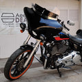 Motorcycle fitted with an adjustable Batwing fairing and front windshield