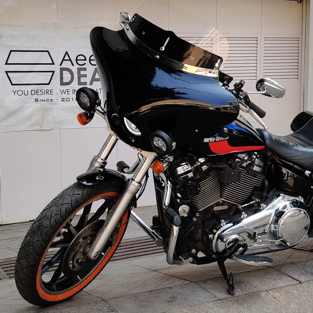 Motorcycle fitted with an adjustable Batwing fairing and front windshield