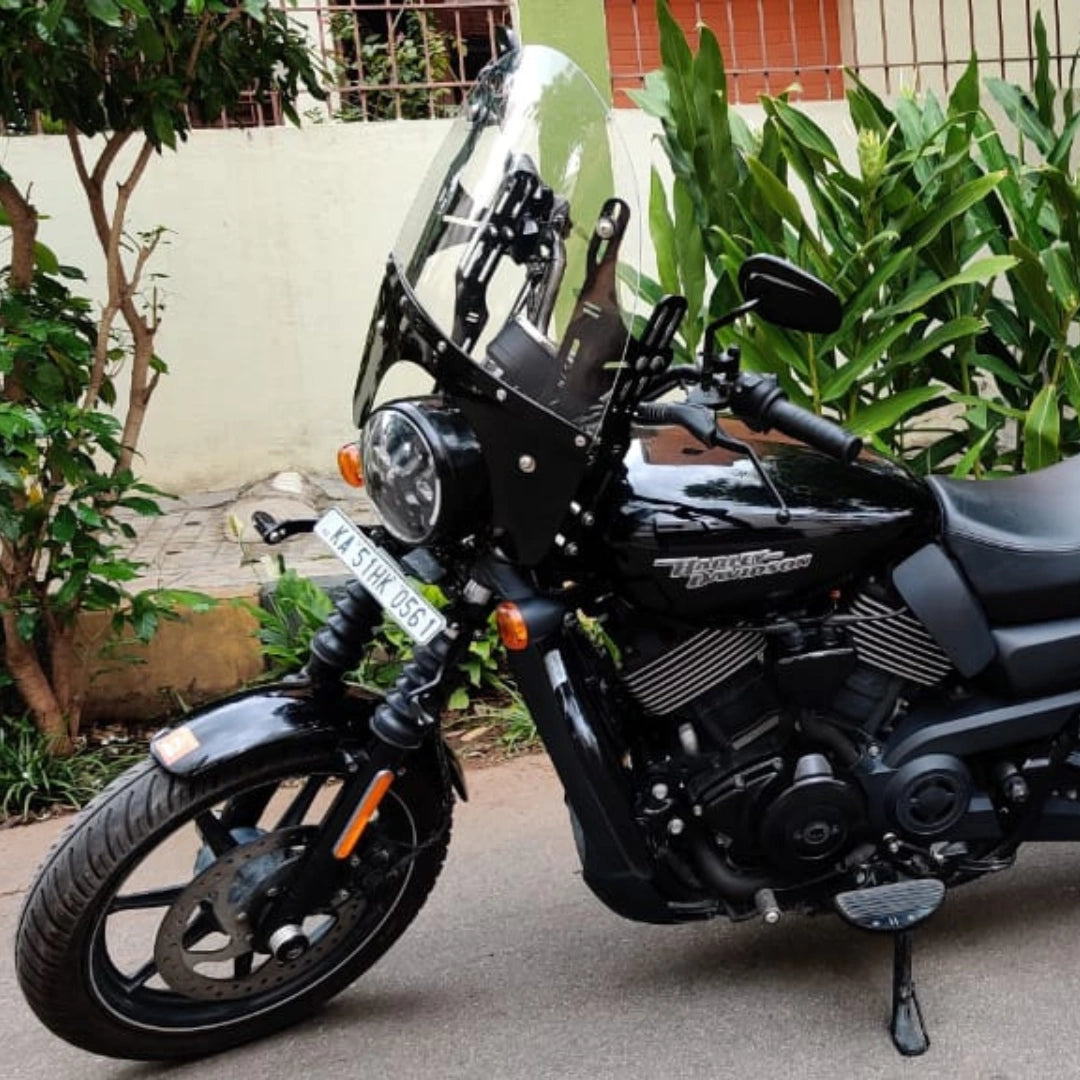 Black motorcycle fitted with a clear adjustable windshield above the headlight