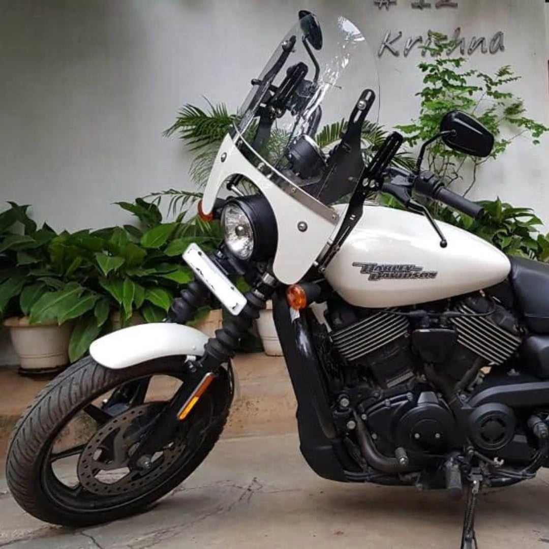 White motorcycle fitted with AeeDEA adjustable polycarbonate windshield
