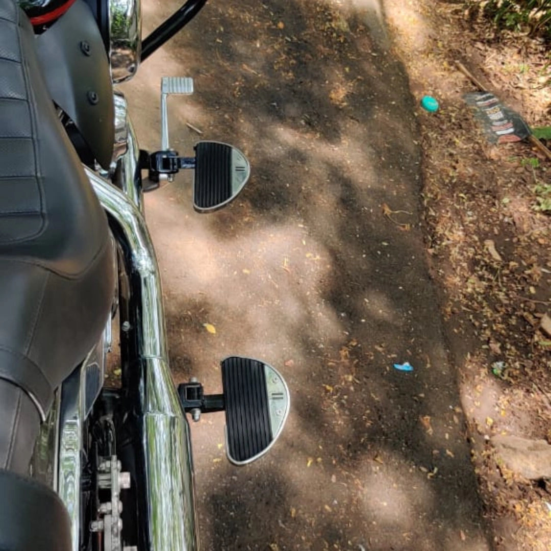 Side detail of the motorcycle rider footboard and mounting position