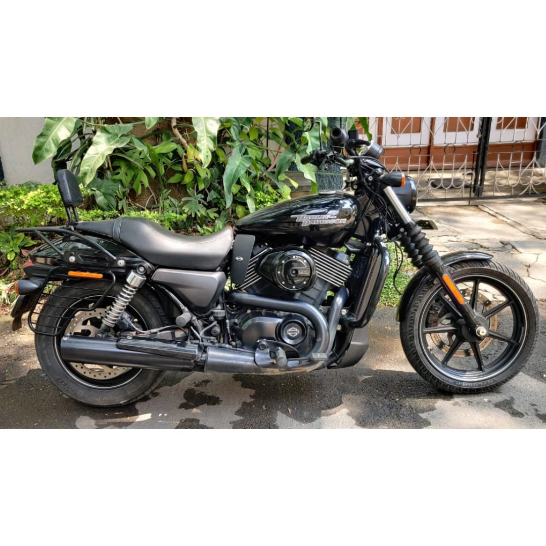 Side view of a motorcycle fitted with an AeeDEA variable sound exhaust