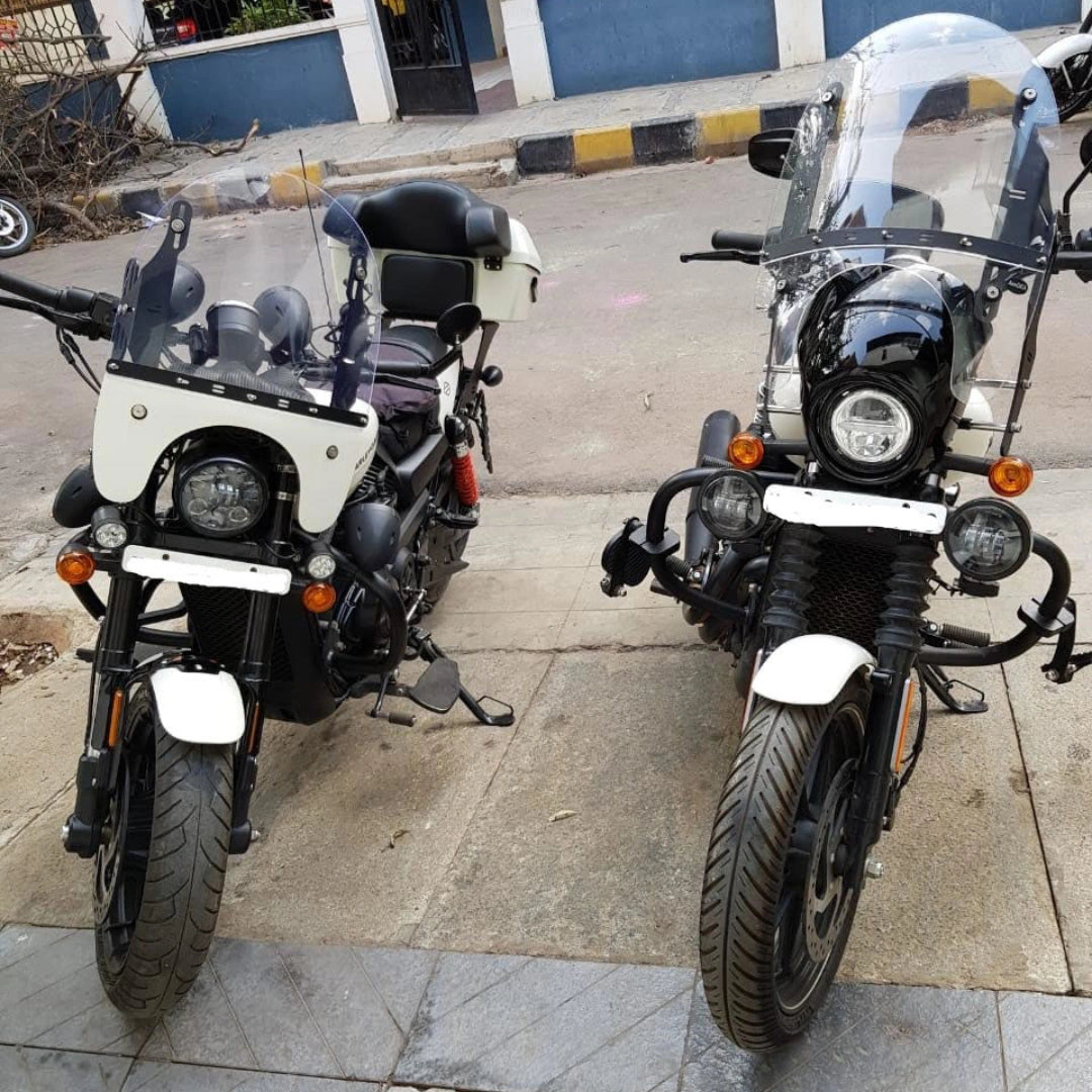 Front view of two motorcycles fitted with AeeDEA adjustable windshields