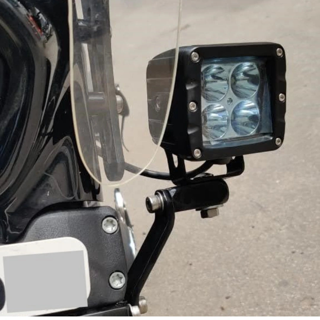 Motorcycle fitted with auxiliary lights using AeeDEA fork-mounted brackets