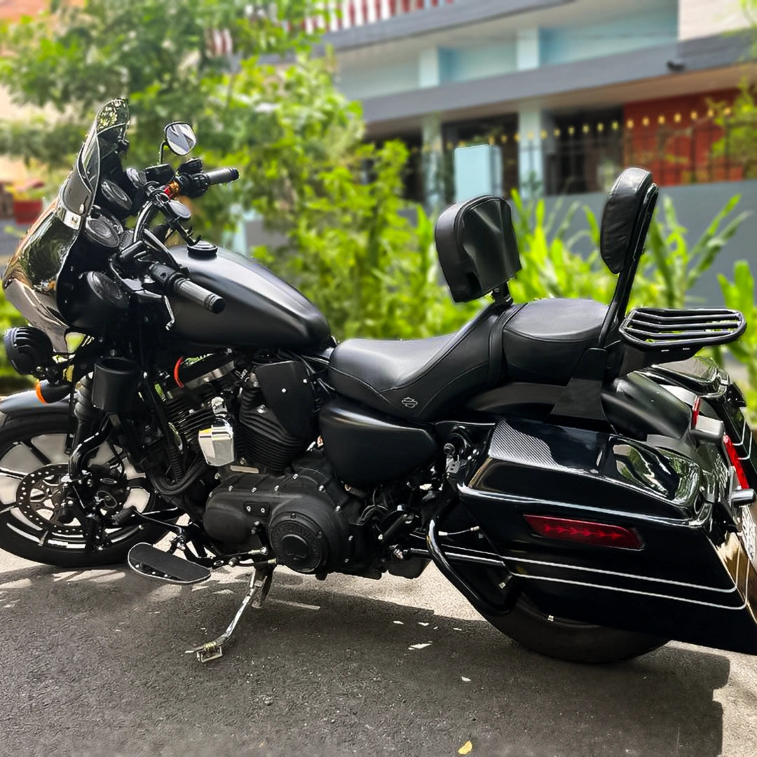 Motorcycle fitted with forward control footboards