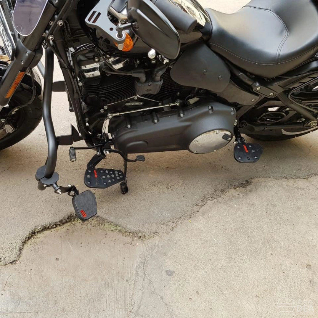 Motorcycle fitted with AeeDEA forward control rider footboards