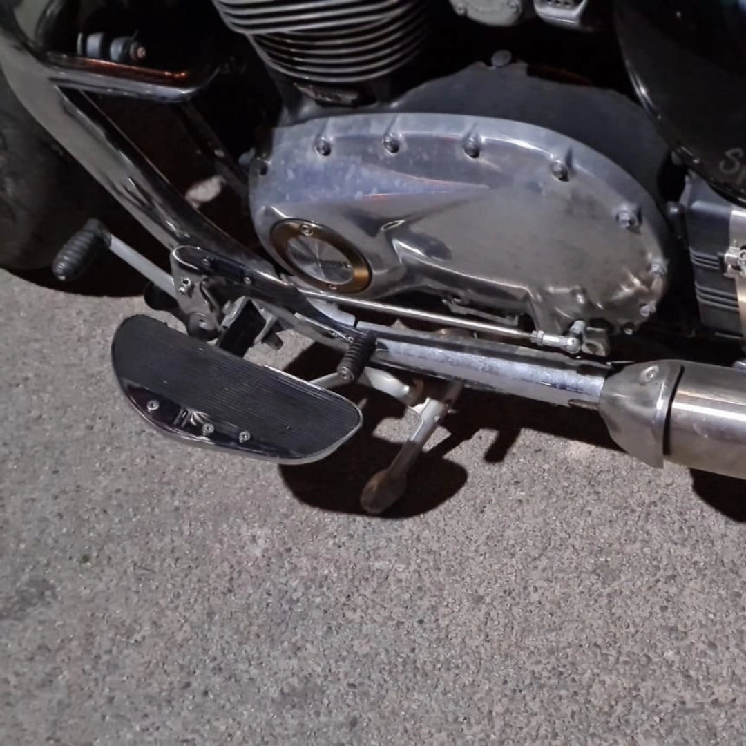Motorcycle fitted with AeeDEA forward control footboards