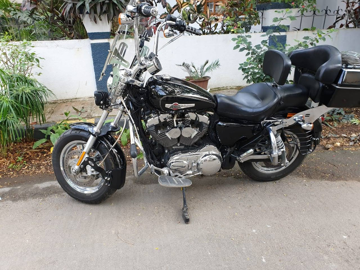 Touring motorcycle fitted with a front mudslinger near the front wheel
