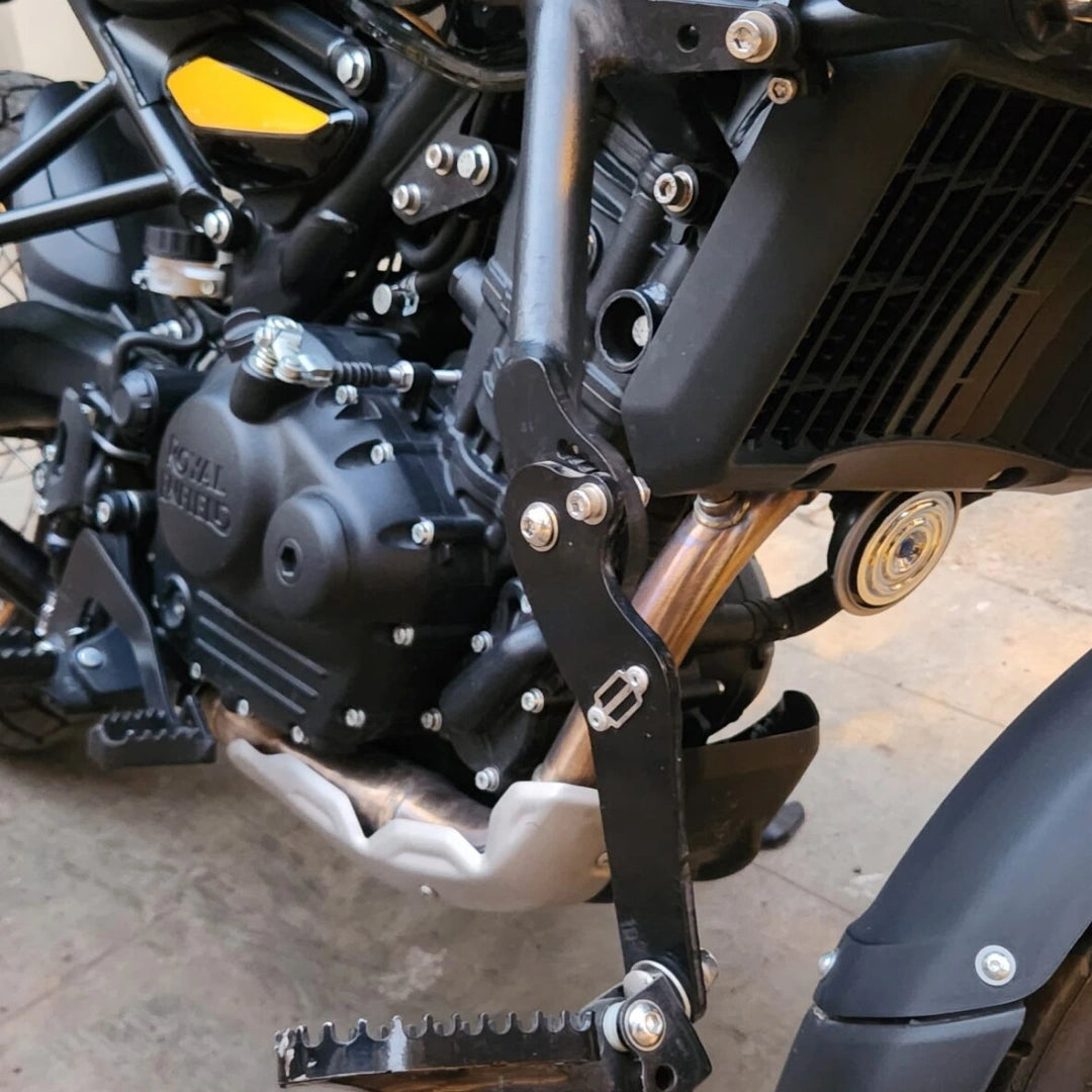 Rider using AeeDEA highway footpegs in an extended leg position on Royal Enfield Himalayan 450