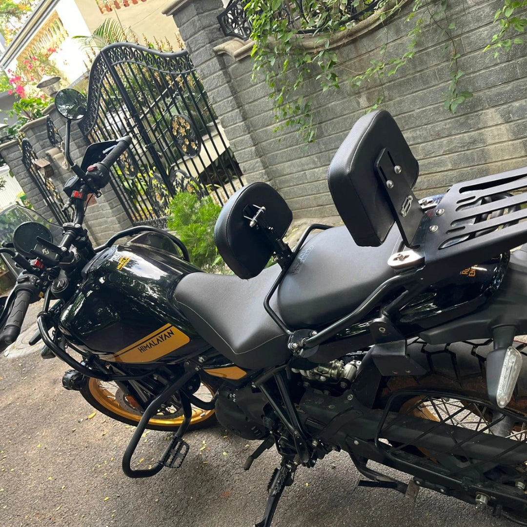 AeeDEA adjustable rider backrest installed on Himalayan 450 with rear support and luggage rack