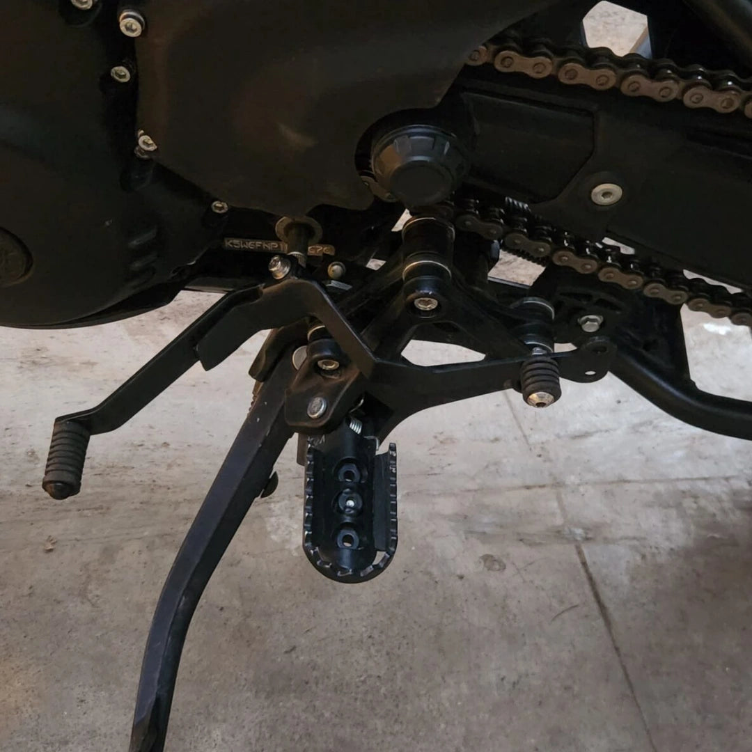 Close-up of AeeDEA heel shifter mounting beside the stock mid-mount gear lever on Himalayan 450
