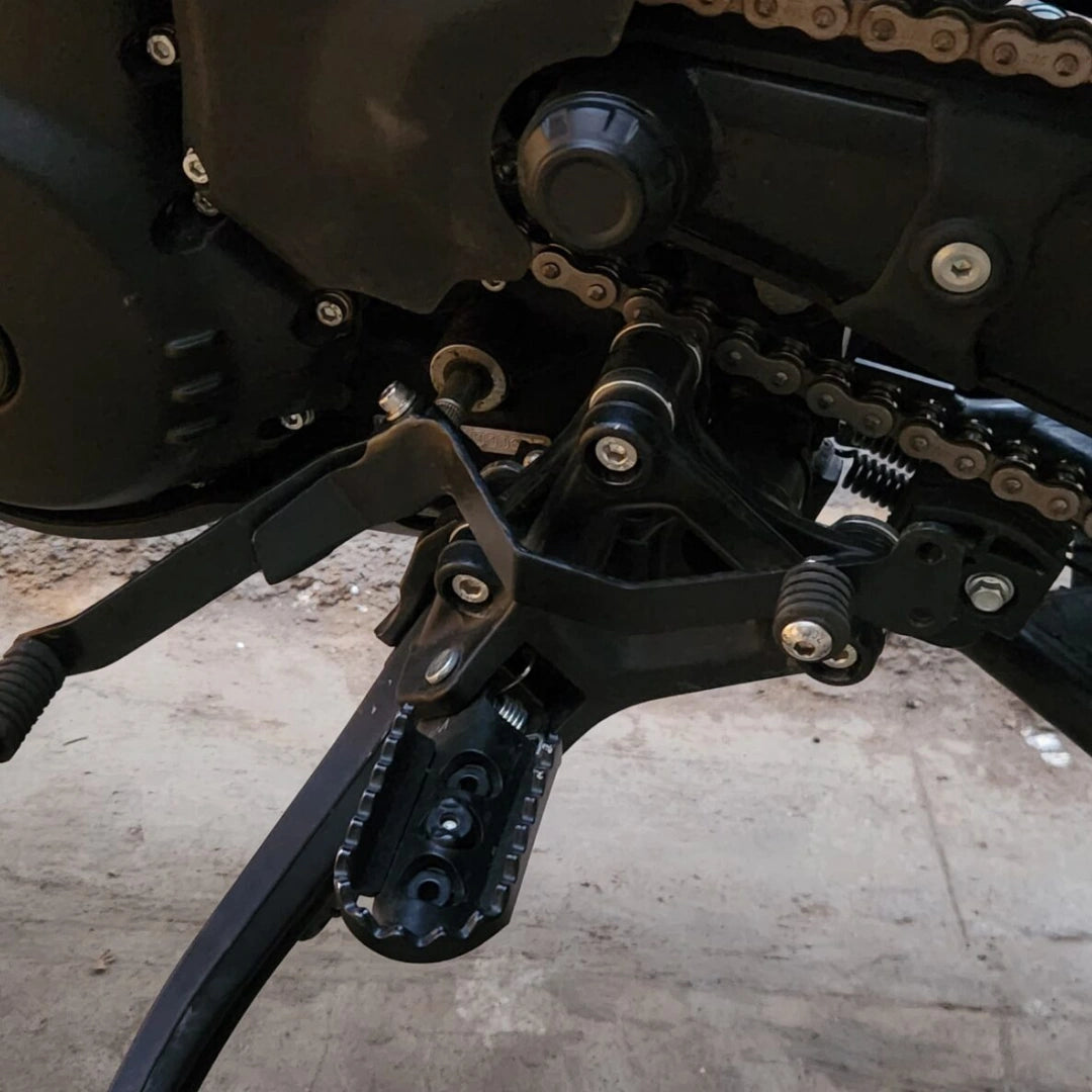 Close-up of AeeDEA heel shifter installed beside the stock gear lever on Royal Enfield Himalayan 450