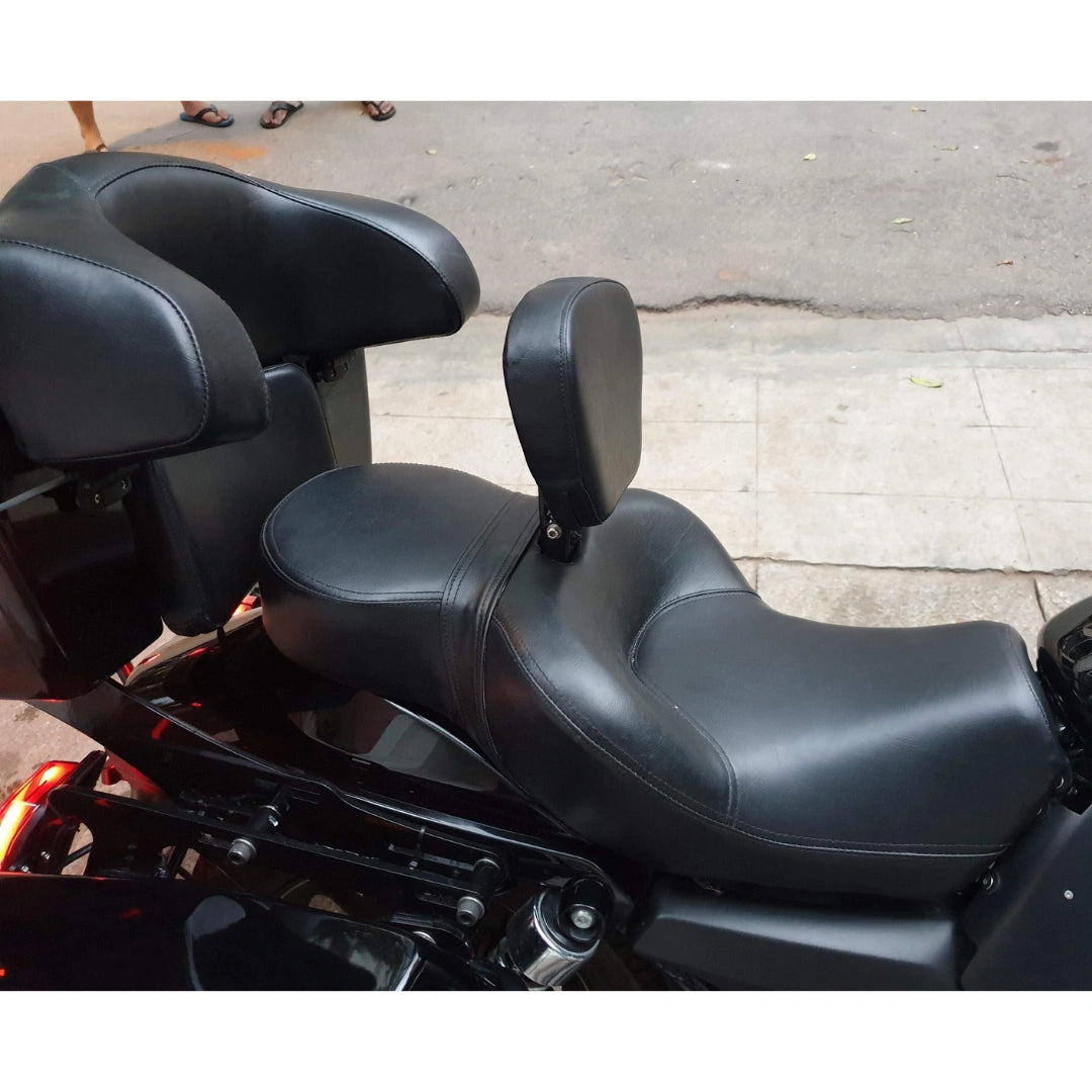 Motorcycle seat with an adjustable rider backrest fitted behind the seating area