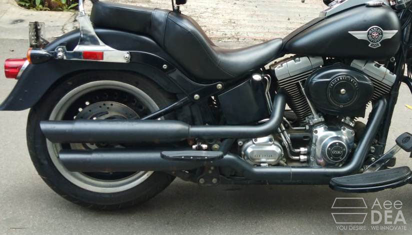 Deep-resting motorcycle seat with rider backrest installed on a black cruiser motorcycle