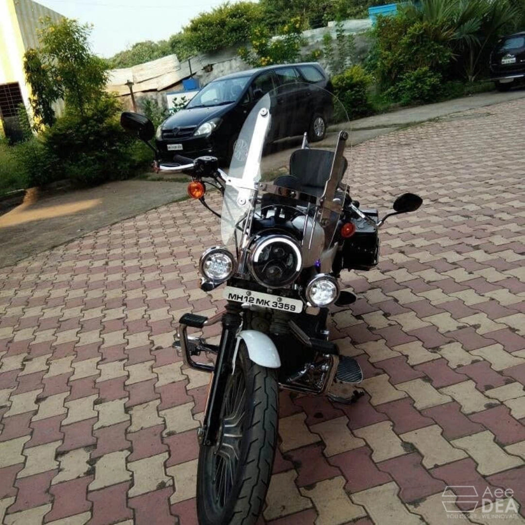 Motorcycle fitted with auxiliary lights on the front fork area