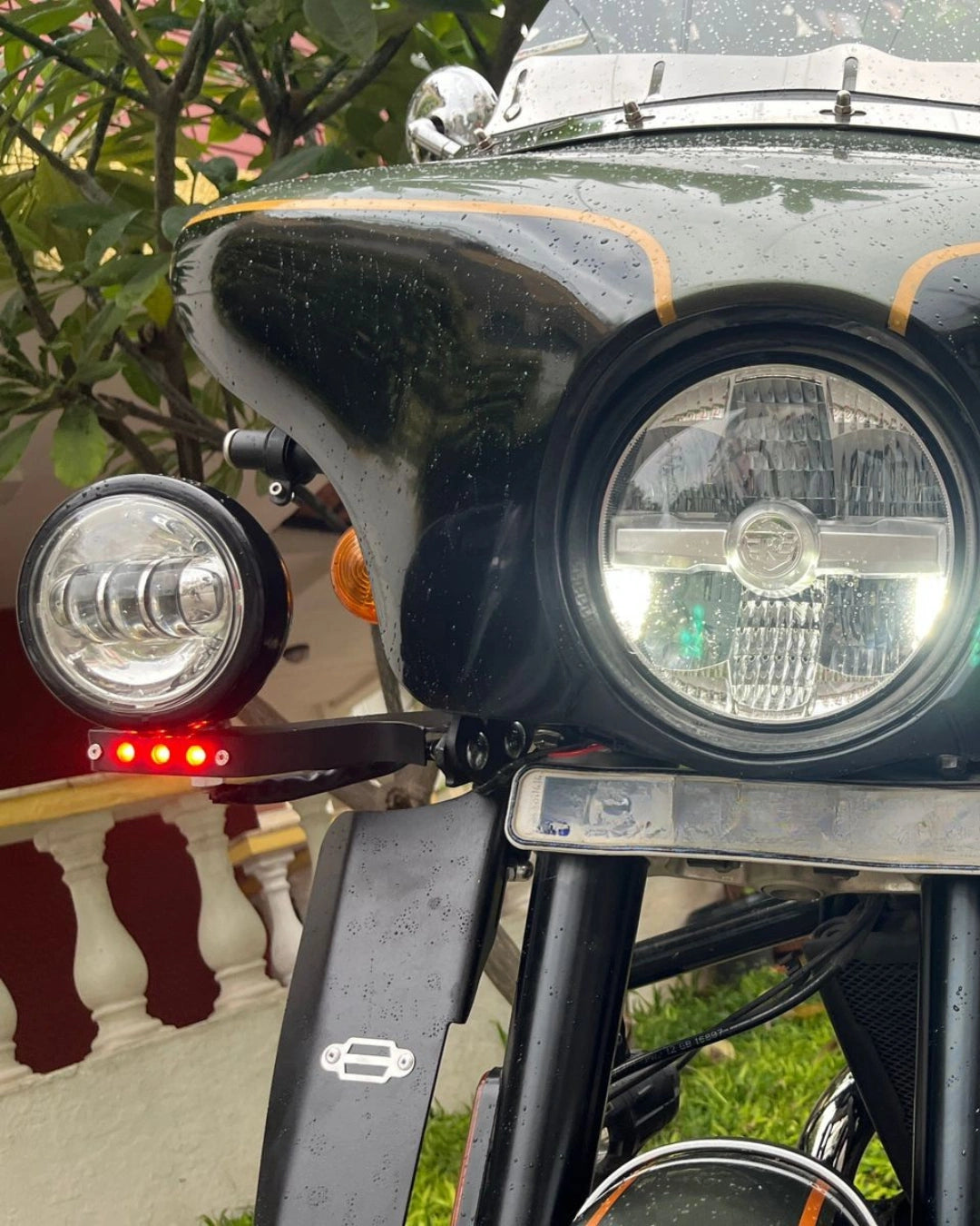 AeeDEA auxiliary light mounts with LED strips installed on Royal Enfield Super Meteor 650