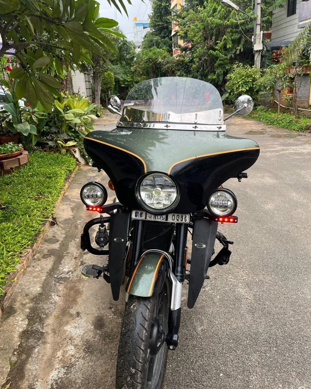 AeeDEA auxiliary light mounts with LED strips installed on Royal Enfield Super Meteor 650