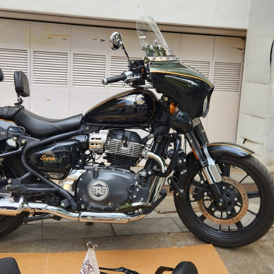 Royal Enfield Super Meteor 650 with AeeDEA bottle holder installed near the handlebar