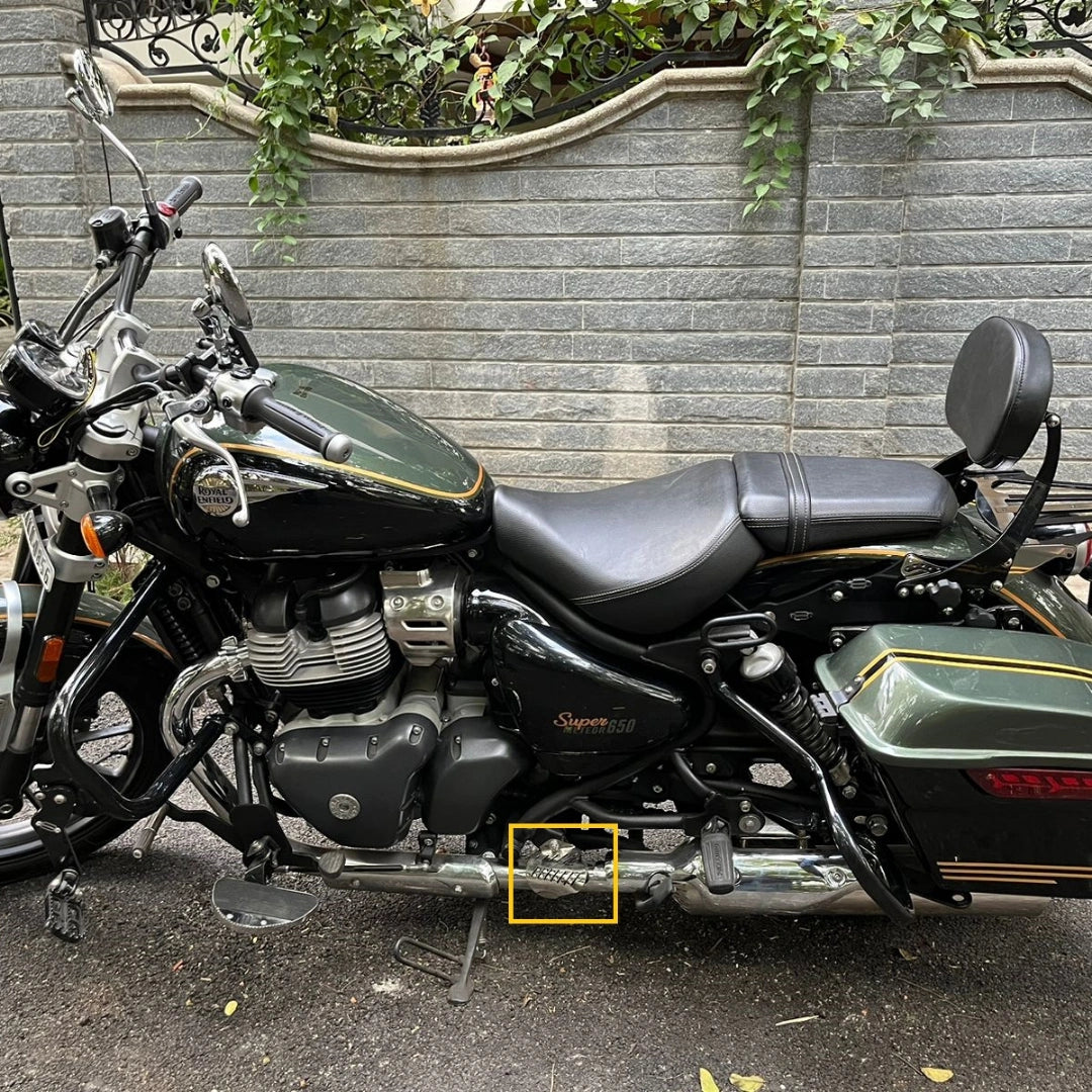Royal Enfield Super Meteor 650 with AeeDEA exhaust pipe protector installed