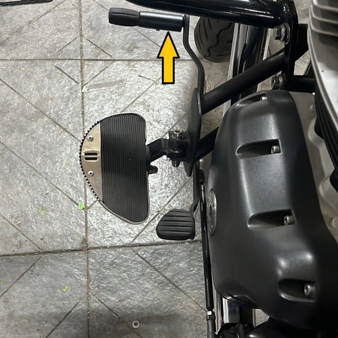 AeeDEA gear lever extender installed beside the rider footboard on Super Meteor 650