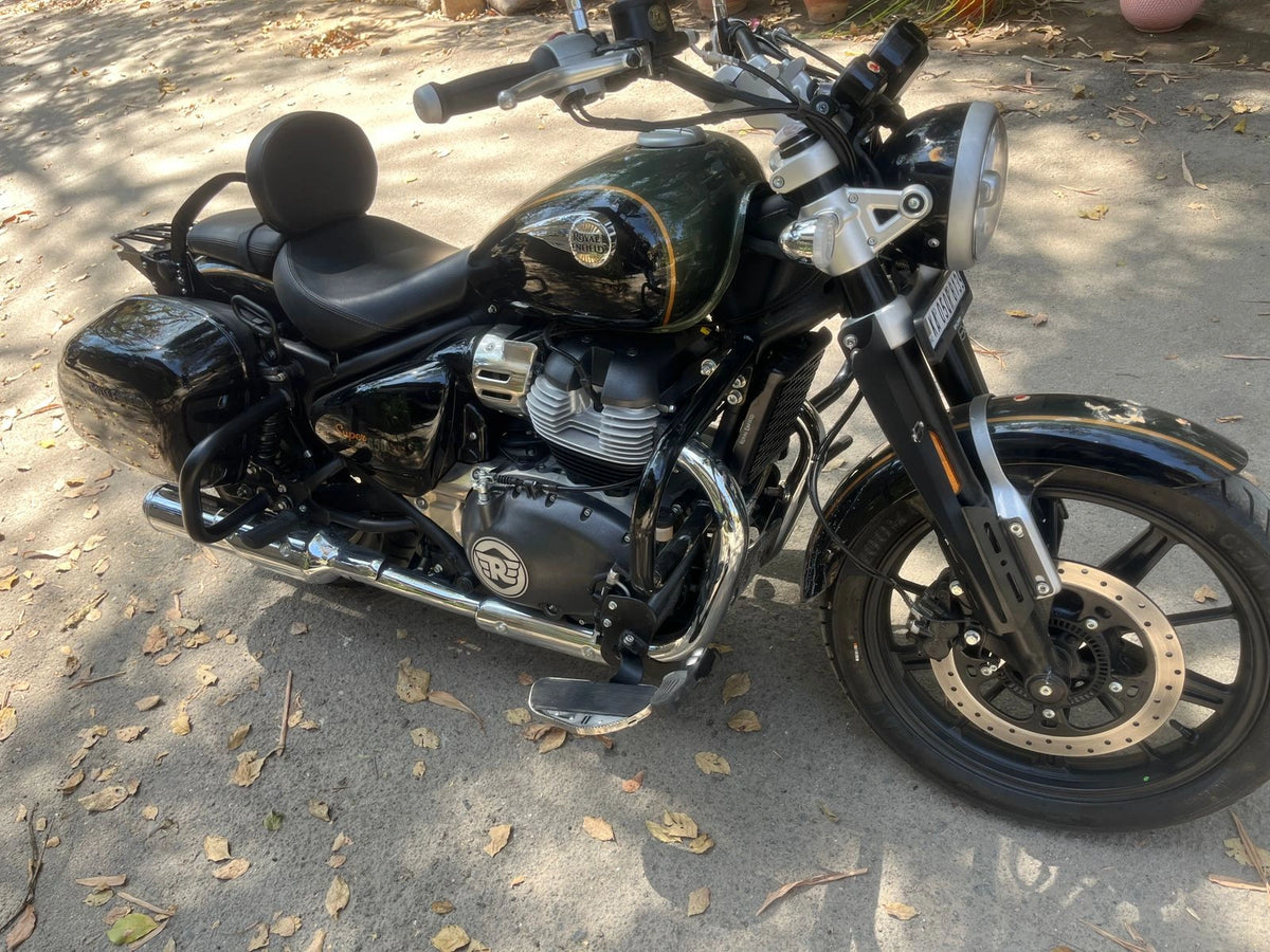 Front three-quarter view of Royal Enfield Super Meteor 650 with AeeDEA rider pillion backrest
