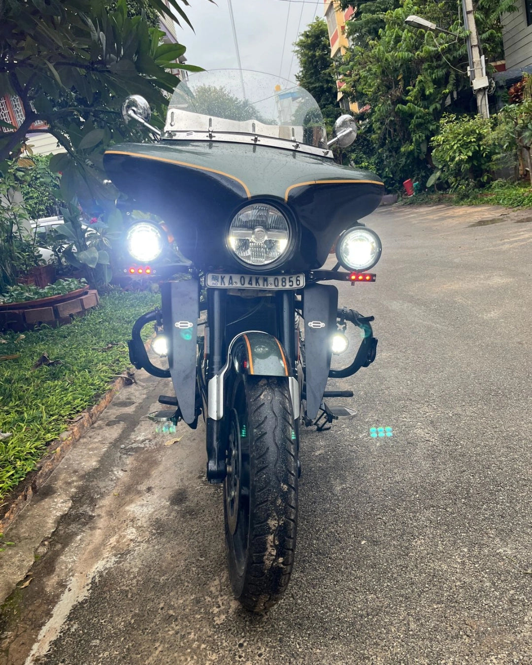 AeeDEA wind deflectors installed on Royal Enfield Super Meteor 650