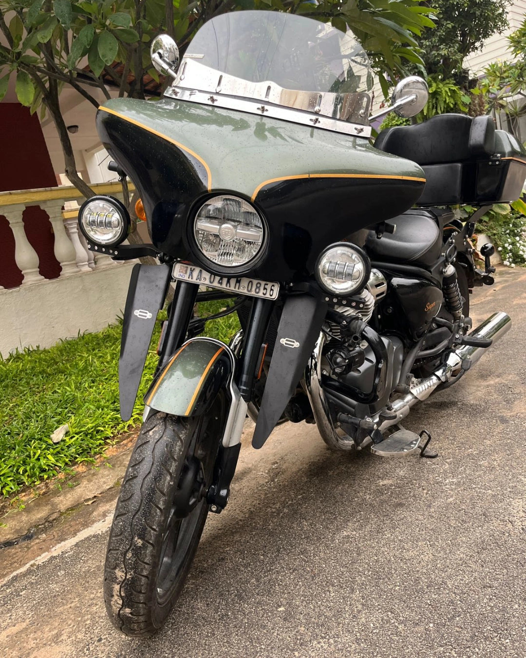 Side view of AeeDEA wind deflector installed on Royal Enfield Super Meteor 650