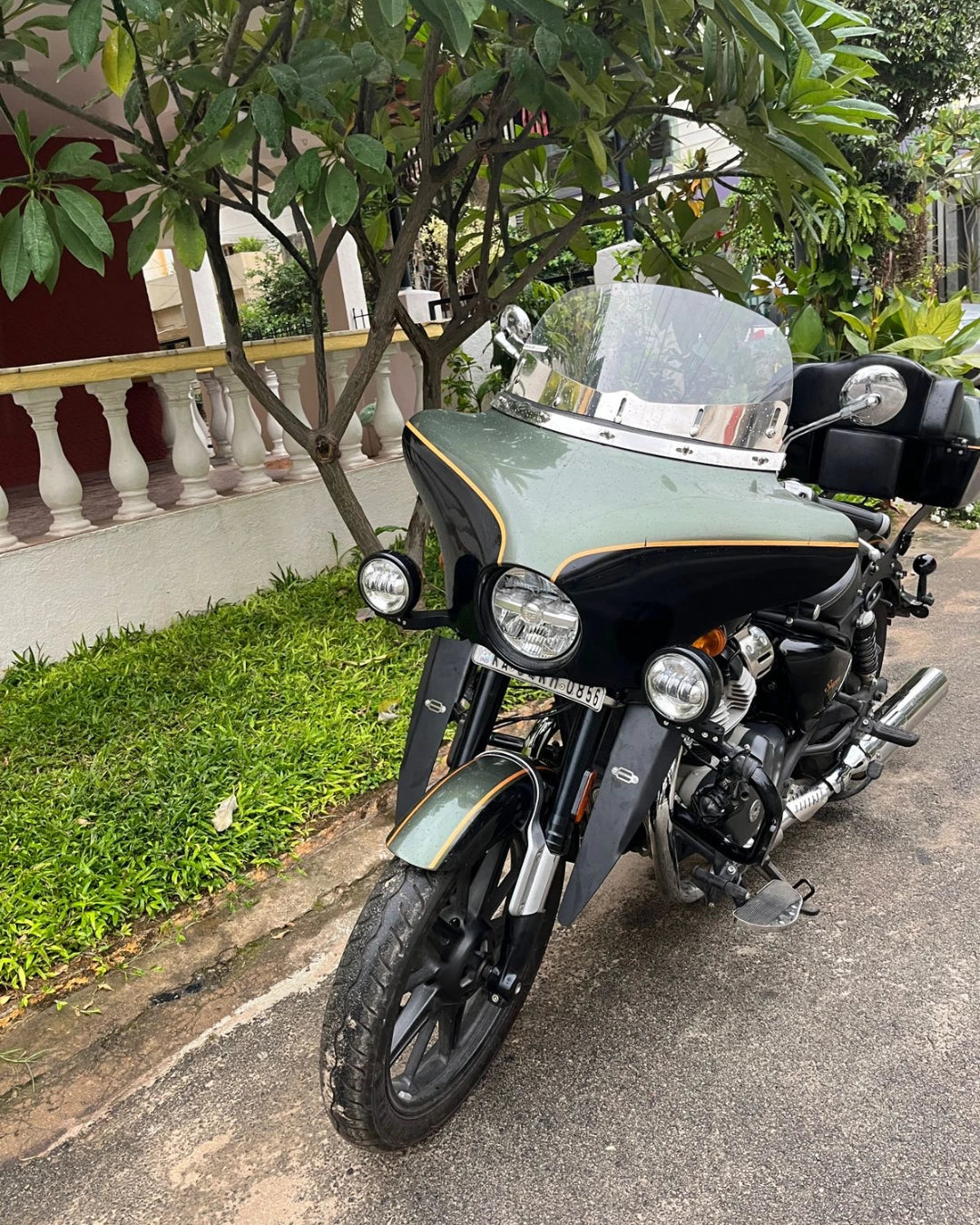AeeDEA wind deflectors installed on Royal Enfield Super Meteor 650 viewed from the front side