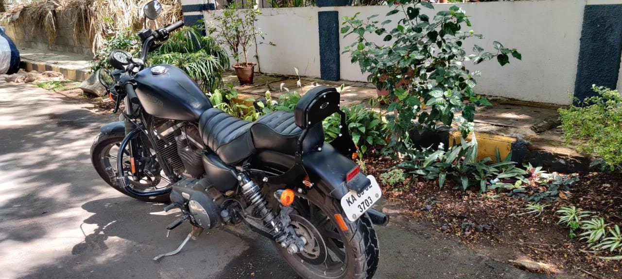 IRON 883 – Pillion Backrest – Moulded Backrest Stout and Tall