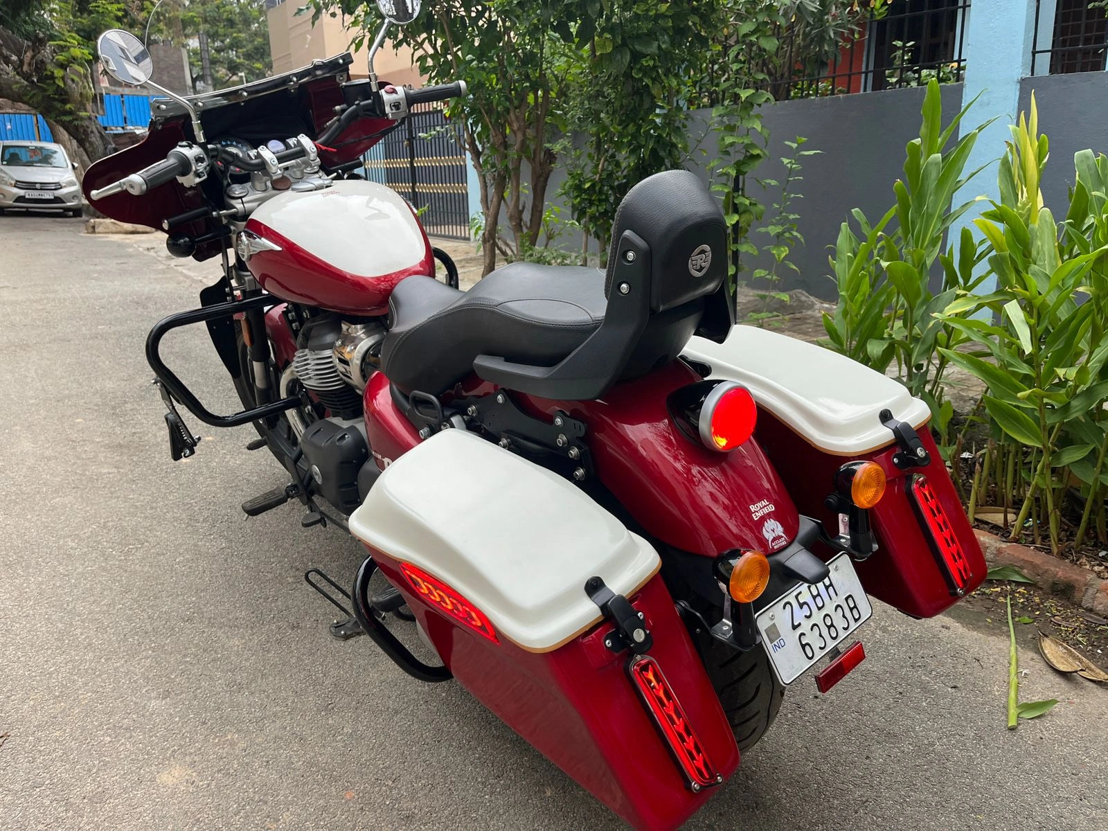 Detailed craftsmanship of AeeDEA Retro Side Panniers for Royal Enfield Super Meteor 650