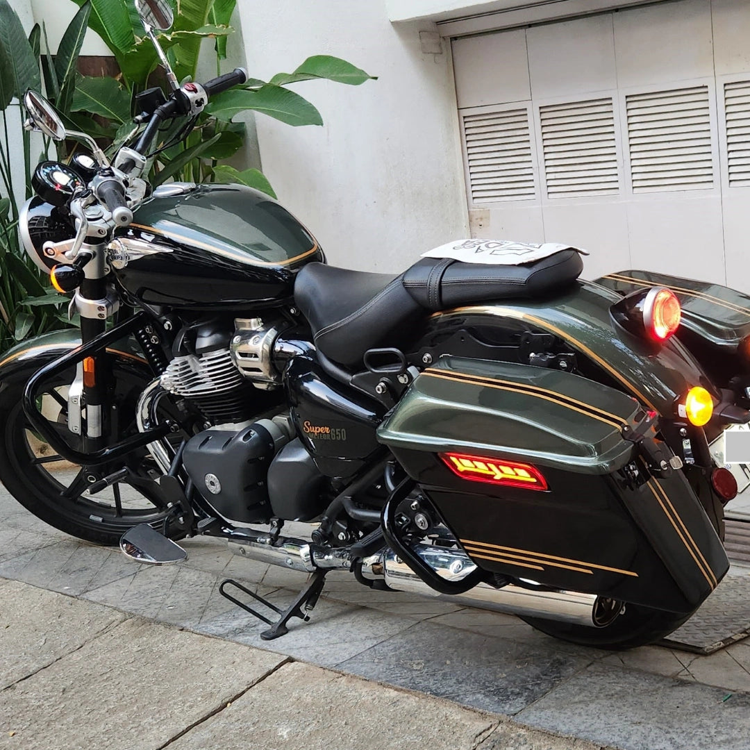 AeeDEA Retro Side Panniers installed on Royal Enfield Super Meteor 650